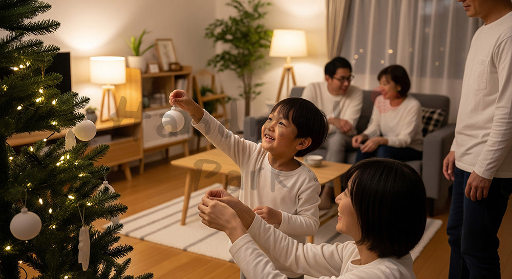 フリー素材 無料 写真|背景素材日本のリビングで家族がクリスマスツリーを飾る温かな団らん、無地オーナメントで使いやすいホームホリデーシーン 写真背景