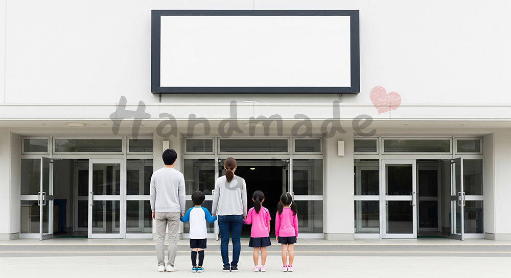 フリー素材 無料 写真|体育館入口に整然と並ぶファミリーの後ろ姿、無地看板で一般化 背景素材