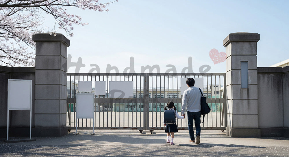 フリー素材 無料 写真|一般化した学校ゲートと親子の後ろ姿、ぼかし看板と桜 写真背景