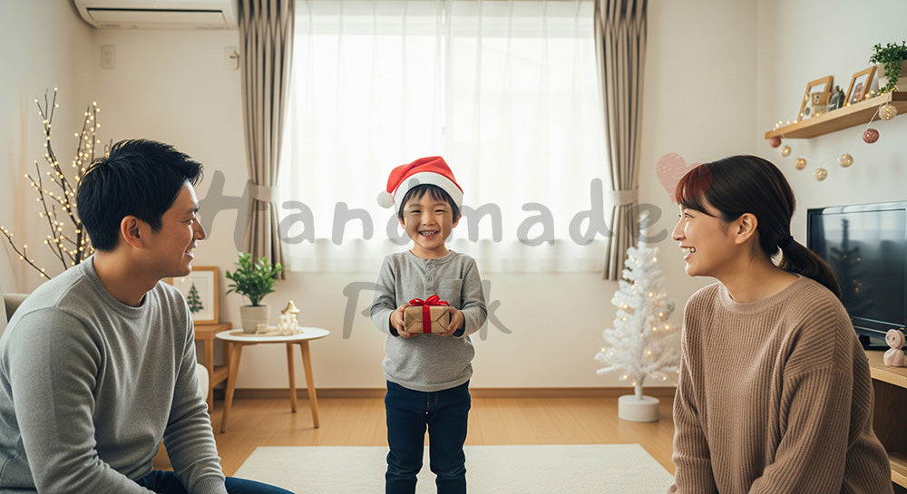 フリー素材 無料 写真|控えめな飾りで素朴に切り取る冬の記念シーン、サンタ帽をかぶった日本人の子どもと家族の微笑ましいひととき