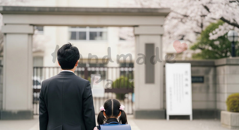 フリー素材 無料 写真|背景素材一般化した学校ゲートと親子の後ろ姿、ぼかし看板と桜 写真背景