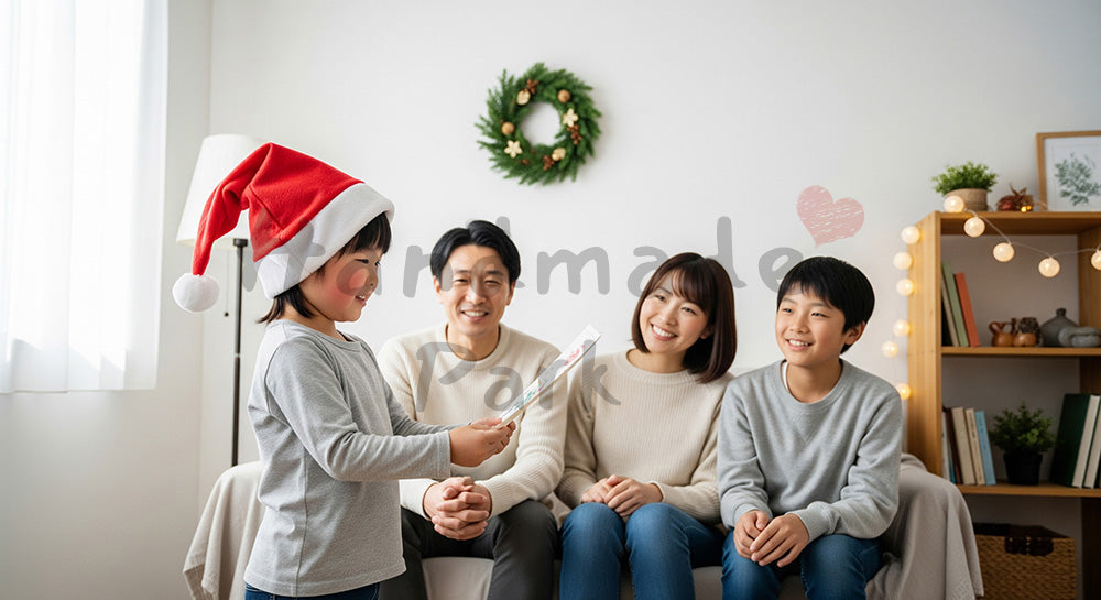 フリー素材 無料 写真|控えめな飾りで素朴に切り取る冬の記念シーンのあるサンタ帽をかぶった日本人の子どもと家族の微笑ましいひととき