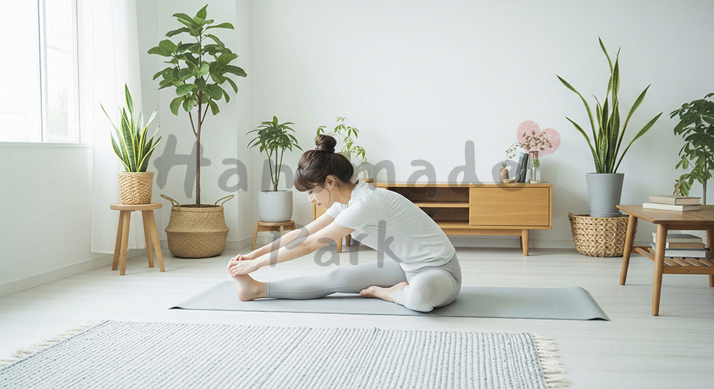 フリー素材 無料 写真|北欧風リビングでストレッチをする日本人女性、在宅フィットネスに適したやさしい室内シーン 背景素材