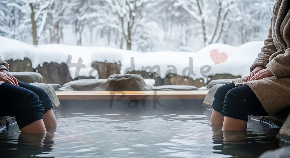 フリー素材 無料 写真|雪景色の足湯に浸かる日本人の足元、非著名施設で表現した冬の温泉旅イメージ 背景素材