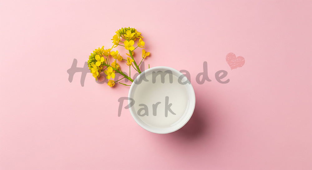 フリー素材 無料 写真|桃色バックグラウンド、白酒の無地盃と菜の花を置いたミニマルフラットレイ