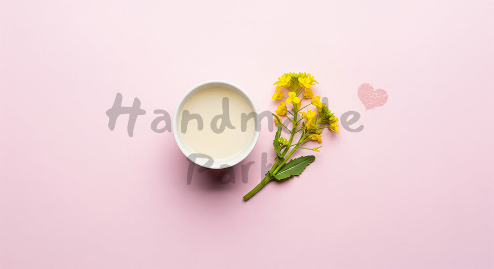 フリー素材 無料 写真|背景素材白酒の無地盃と菜の花を置いたミニマルフラットレイ、桃色バックグラウンド 写真背景