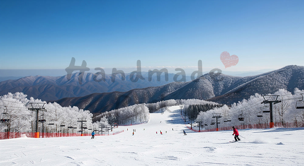 フリー素材 無料 写真|山並みと樹氷で冬のリゾート感を伝える広角風景、青空のスキー場とゲレンデを滑る人々