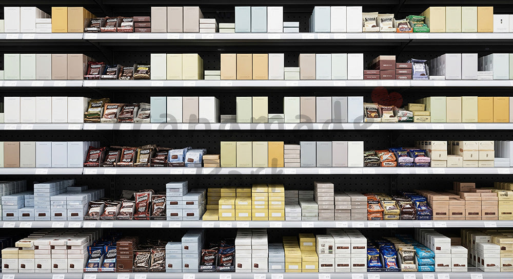 フリー素材 無料 写真|一般化された売場、コンビニ風の棚に並ぶ無地小箱のチョコ