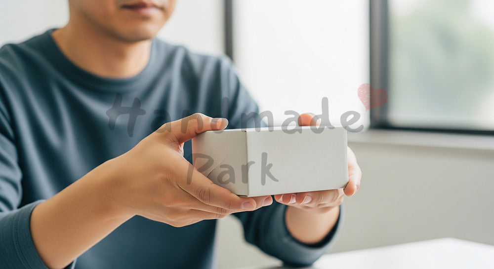 フリー素材 無料 写真|無地の小箱を受け取る日本人男性の手元、オフィスのバレンタイン