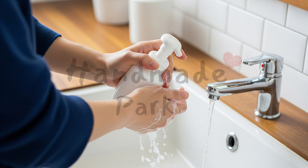 フリー素材 無料 写真|無地ボトルで清潔感を伝える冬のヘルスケアのある洗面台で手洗いをする日本人の手元