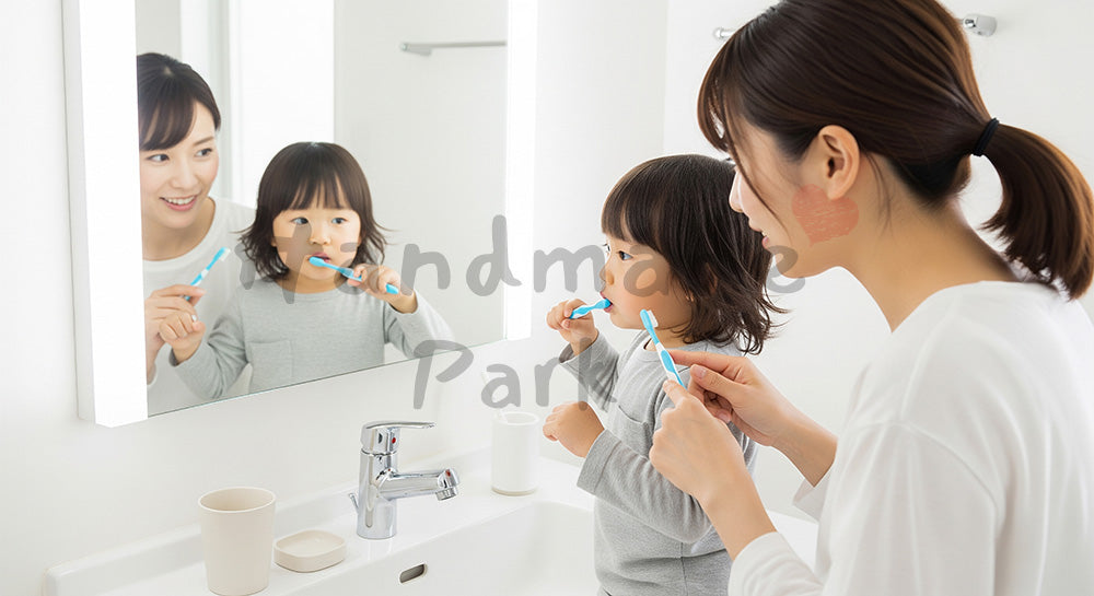 フリー素材 無料 写真|洗面台の前で幼児の歯みがきをサポートする日本人母親の生活シーン コピースペースあり