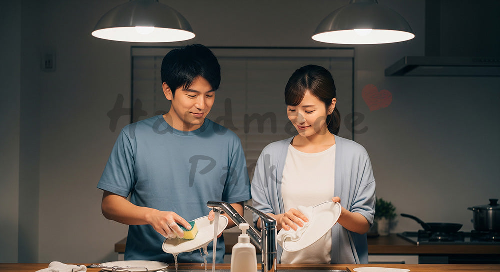 フリー素材 無料 写真|夜のキッチンで皿洗いと食器拭きを分担する日本人夫婦の家事シェア(表現3)