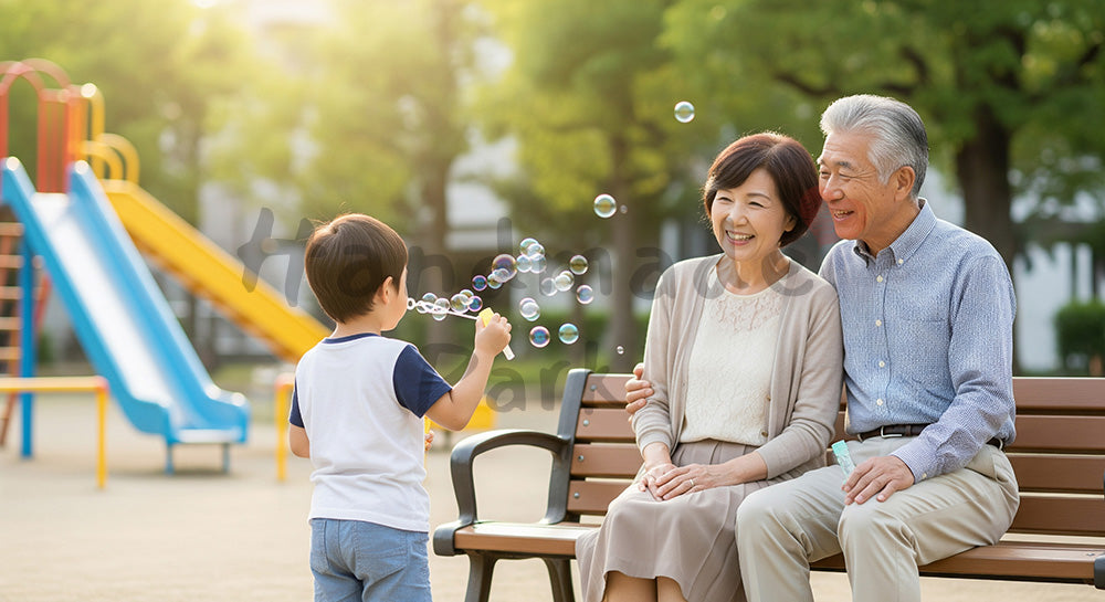 フリー素材 無料 写真|公園のベンチで孫とシャボン玉遊びを楽しむ日本人祖父母の子育てサポート(表現5)