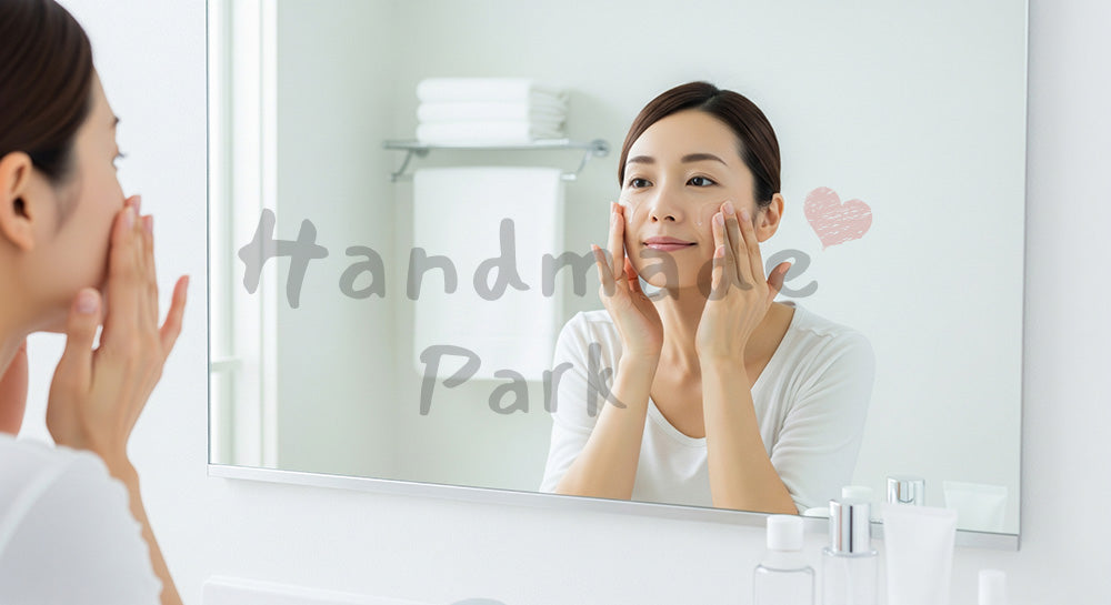 フリー素材 無料 写真|洗面所で化粧水をなじませる日本人女性のスキンケア(表現7)