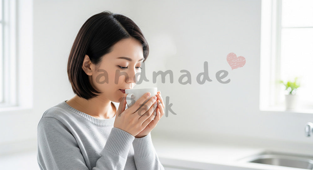 フリー素材 無料 写真|白湯を飲んで体を整える日本人女性の朝習慣(表現2)