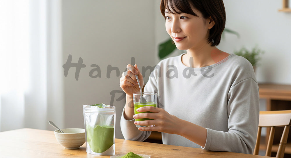 フリー素材 無料 写真|青汁を飲む日本人女性の健康習慣(表現3)