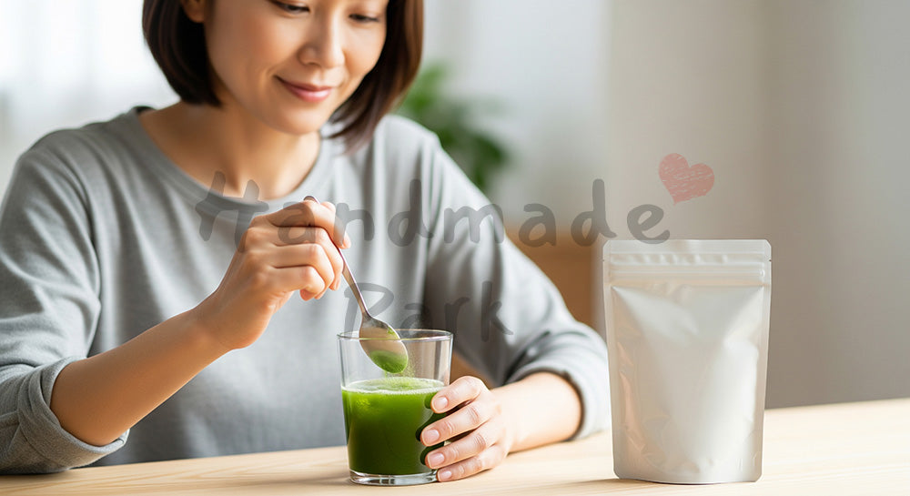 フリー素材 無料 写真|青汁を飲む日本人女性の健康習慣(表現2)