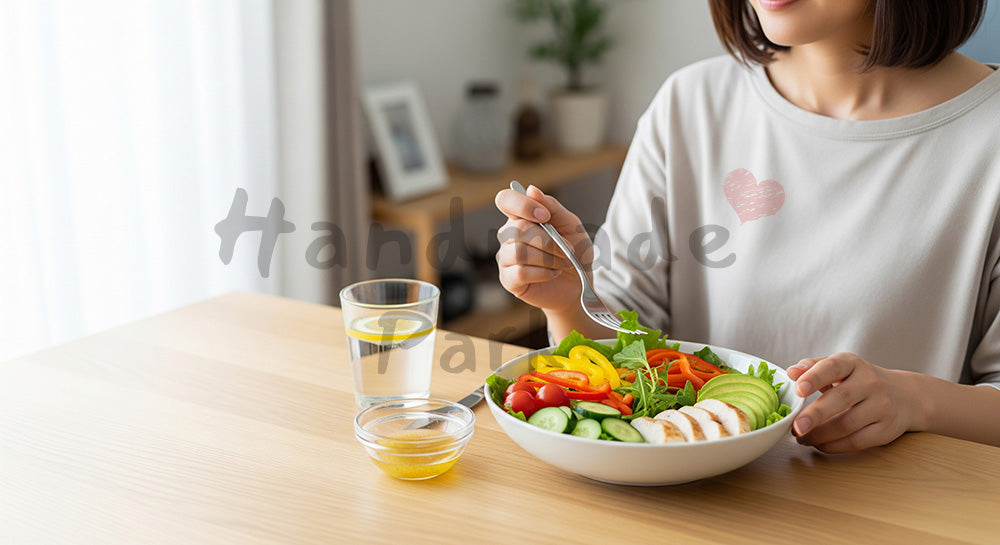フリー素材 無料 写真|サラダを食べる日本人女性のヘルシーなランチ(表現2)