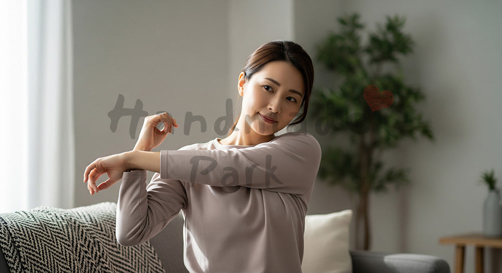 フリー素材 無料 写真|ソファで肩ストレッチをする日本人女性 コピースペースあり