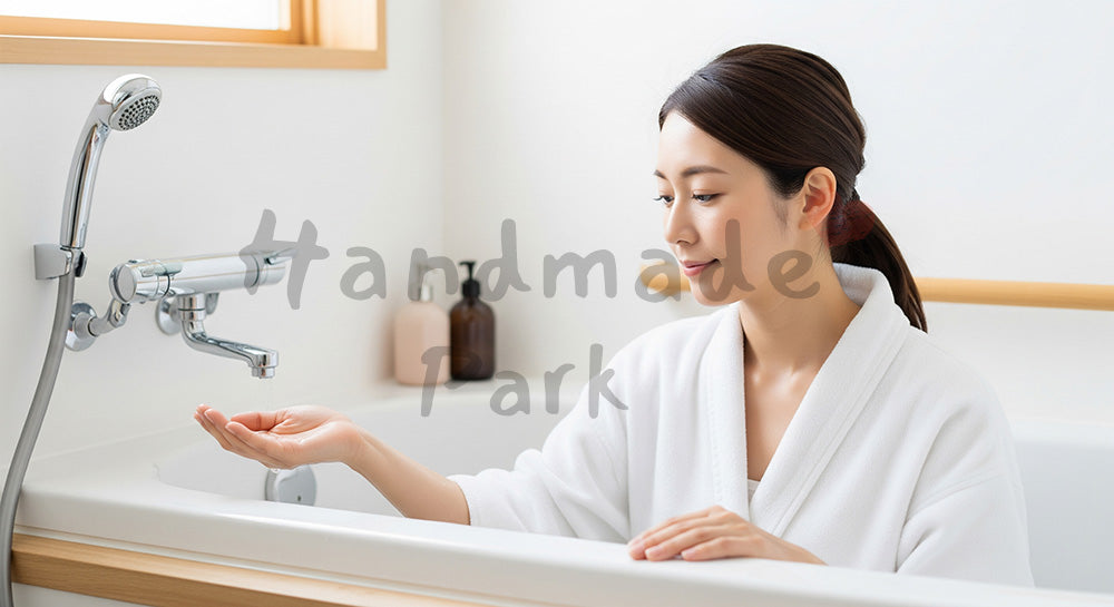 フリー素材 無料 写真|入浴前にお湯の温度を確認する日本人女性(表現2)