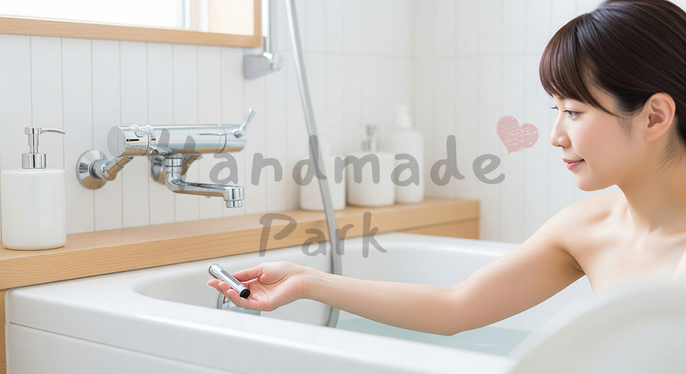 フリー素材 無料 写真|入浴前にお湯の温度を確認する日本人女性(表現1)