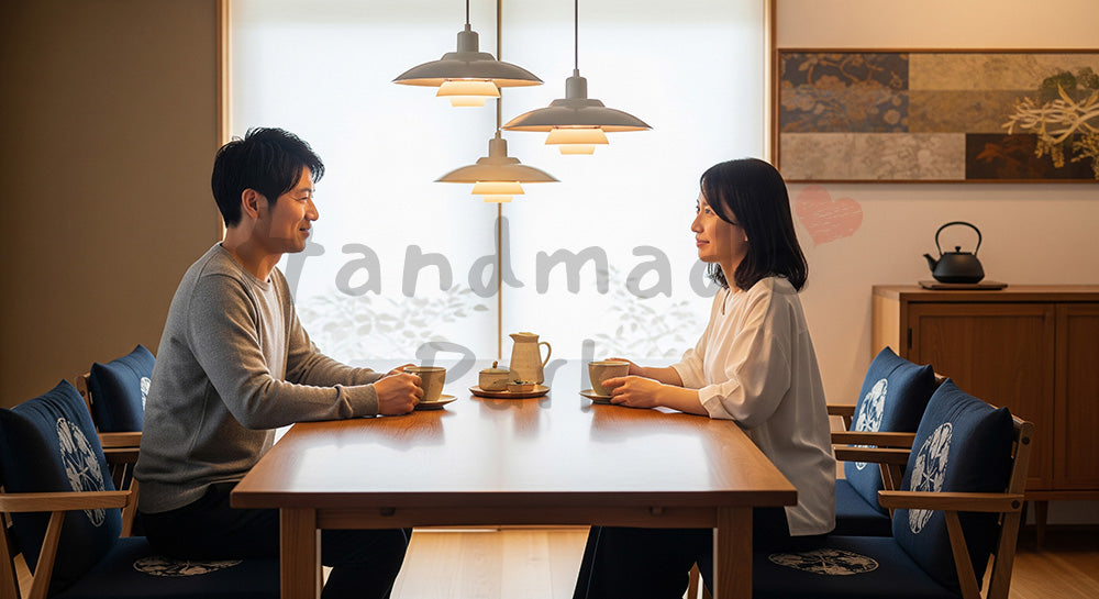 フリー素材 無料 写真|和モダンなダイニングで会話を楽しむ日本人夫婦の朝時間(表現1)