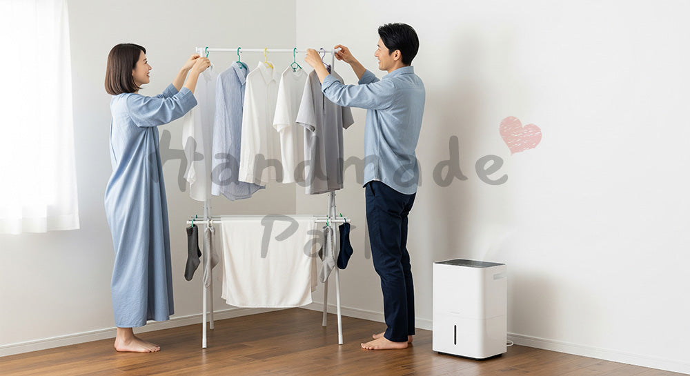 フリー素材 無料 写真|室内干しスタンドで洗濯物を干す日本人夫婦の雨の日家事シーン