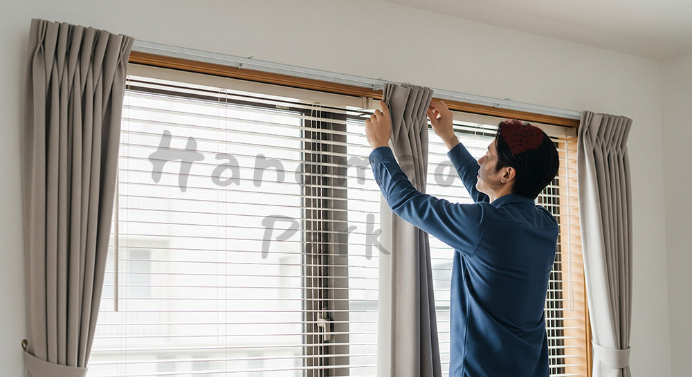 フリー素材 無料 写真|リビングのカーテンやブラインドを付け替える日本人男性(表現2)