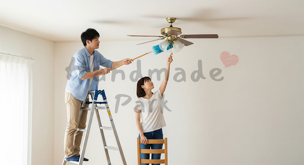 フリー素材 無料 写真|天井のシーリングファンを協力して掃除する日本人夫婦(表現2)