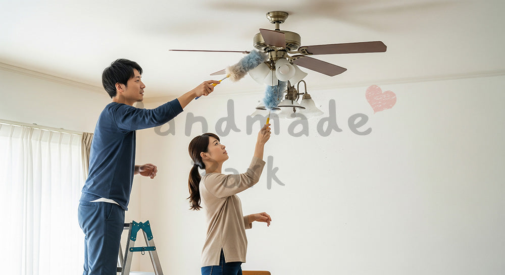 フリー素材 無料 写真|天井のシーリングファンを協力して掃除する日本人夫婦 コピースペースあり