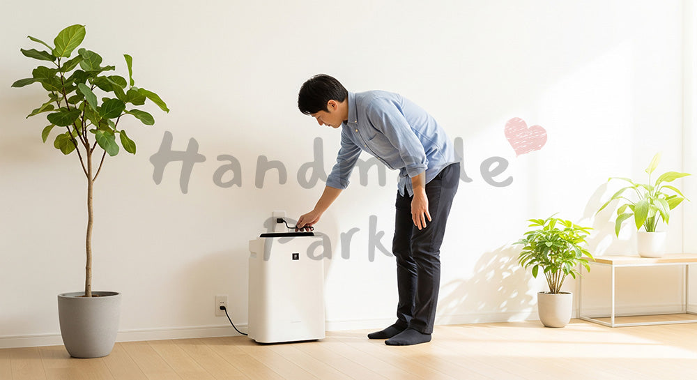 フリー素材 無料 写真|空気清浄機を設置する日本人男性の室内環境改善シーン(表現1)