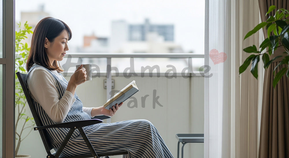 フリー素材 無料 写真|ベランダで本とマグカップを手に外気浴を楽しむ日本人主婦の休日シーン(表現2)