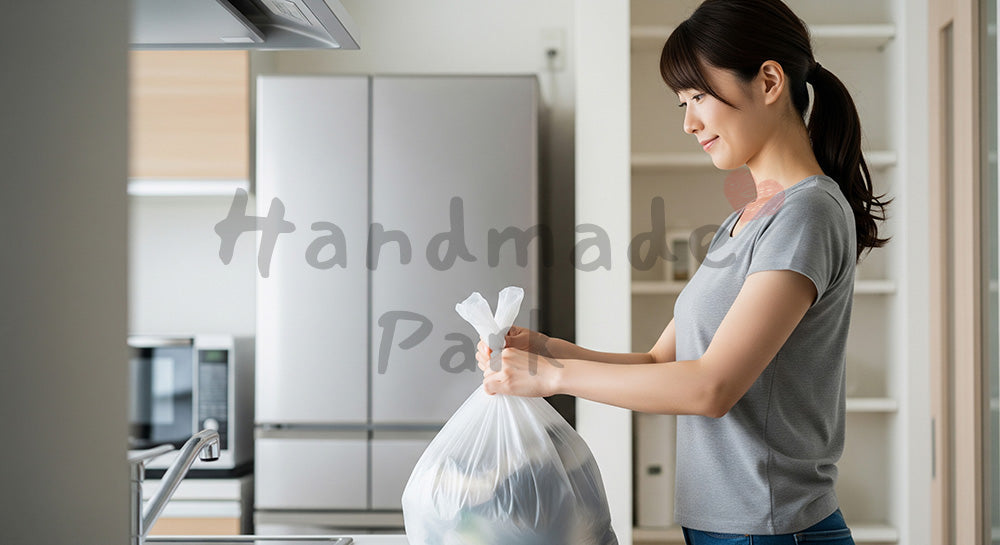 フリー素材 無料 写真|キッチンでゴミ袋を結んで玄関へ運ぶ日本人主婦のゴミ出しシーン(表現3)