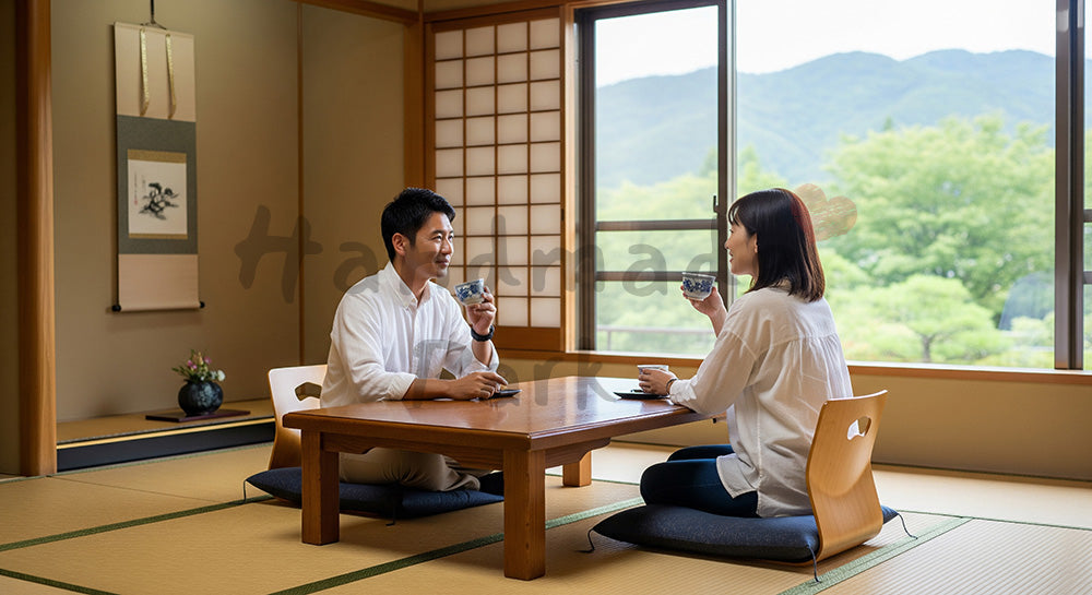 フリー素材 無料 写真|和風旅館の畳部屋でお茶を楽しむ日本人カップルのくつろぎ旅行シーン