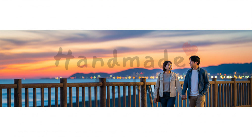 フリー素材 無料 写真|海辺の遊歩道を夕暮れに散歩する日本人カップルのリゾート・デートシーン 余白あり