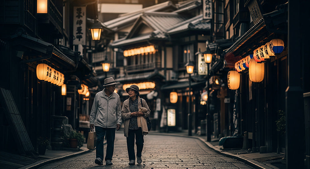 フリー素材 無料 写真|温泉街の石畳をゆっくり散歩する日本人シニア夫婦の温泉旅行シーン コピースペースあり