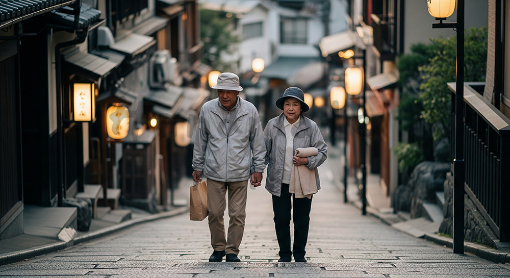 フリー素材 無料 写真|温泉街の石畳をゆっくり散歩する日本人シニア夫婦の温泉旅行シーン 背景素材