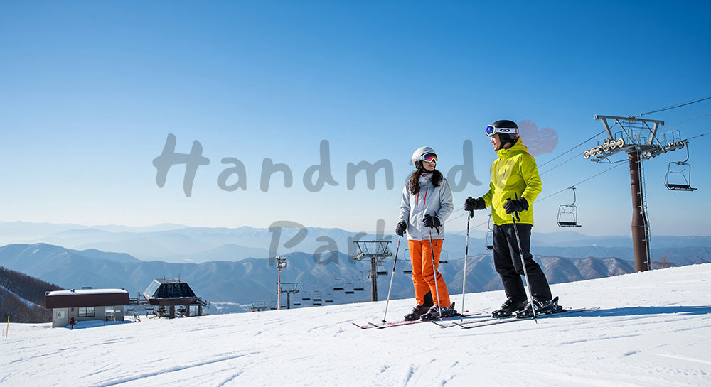 フリー素材 無料 写真|雪山のゲレンデでスキーを楽しむ日本人カップルのウィンターレジャーシーン 背景素材
