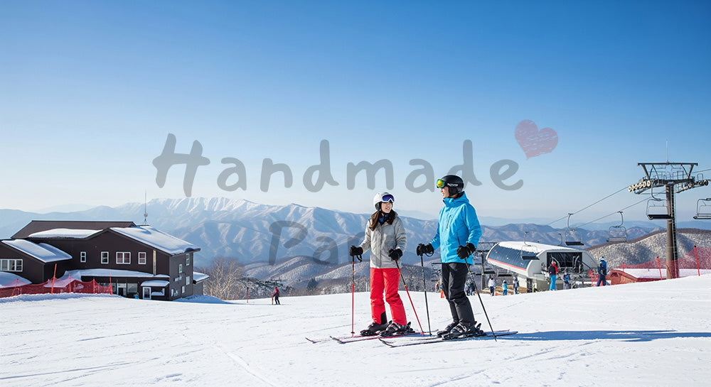 フリー素材 無料 写真|雪山のゲレンデでスキーを楽しむ日本人カップルのウィンターレジャーシーン