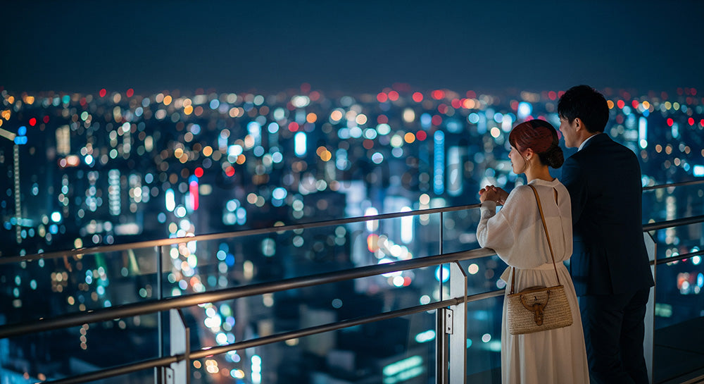 フリー素材 無料 写真|高層ビルの屋上テラスから夜景を眺める日本人カップルのシティレジャーシーン 背景素材