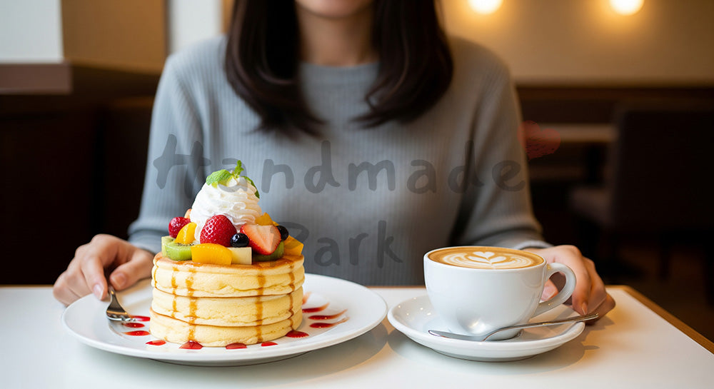 フリー素材 無料 写真|パンケーキとカフェラテを楽しむ日本人女性のカフェスイーツシーン(表現3)