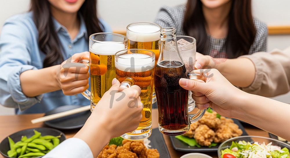 フリー素材 無料 写真|居酒屋風テーブルでグラスを合わせて乾杯する日本人友人グループの飲み会シーン(表現7)