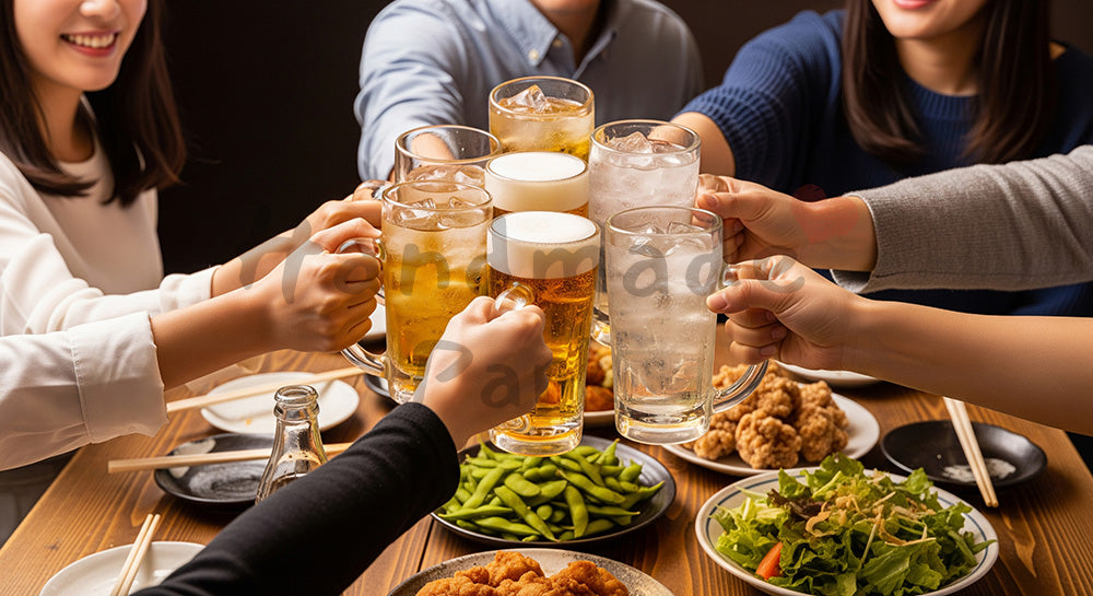 フリー素材 無料 写真|居酒屋風テーブルでグラスを合わせて乾杯する日本人友人グループの飲み会シーン(表現3)