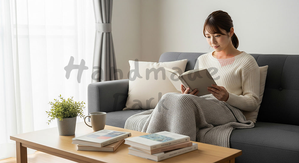 フリー素材 無料 写真|ソファで本を読む20代日本人女性のリビング読書タイム 写真背景