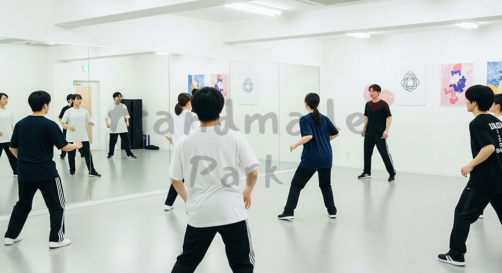 フリー素材 無料 写真|ダンススタジオでインストラクターと一緒にレッスンを受ける日本人若者グループ 背景素材