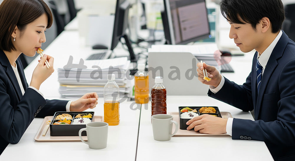 フリー素材 無料 写真|オフィスのデスクでお弁当ランチを楽しむ日本人ビジネスパーソン(表現1)
