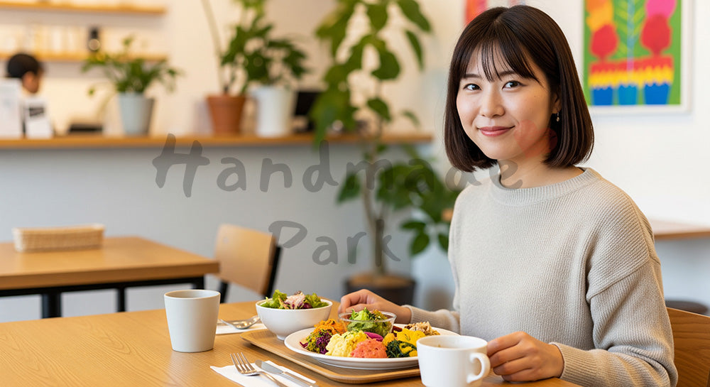 フリー素材 無料 写真|カフェでプレートランチを楽しむ20代日本人女性のランチタイム(表現3)
