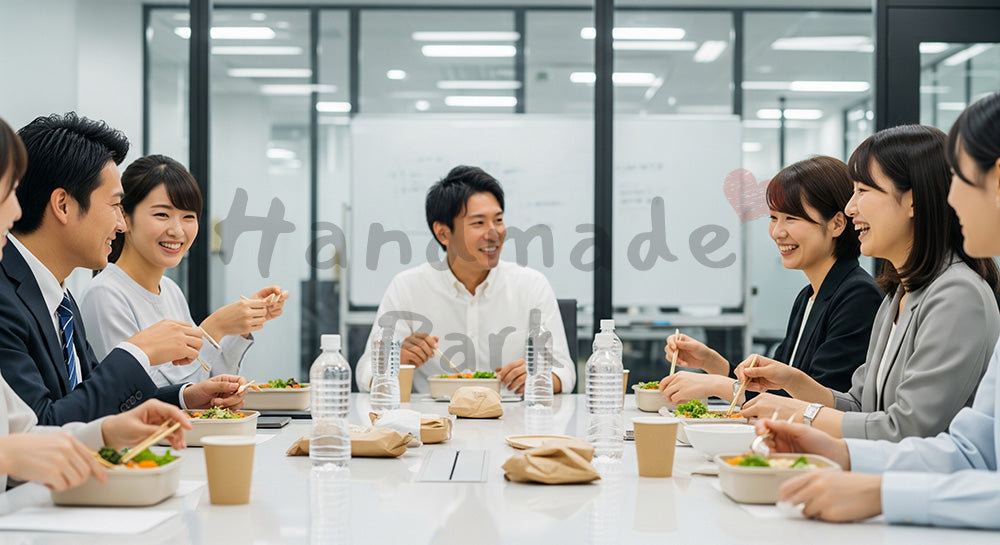 フリー素材 無料 写真|会議室テーブルでランチボックスを囲む日本人ビジネスパーソンたち(表現3)