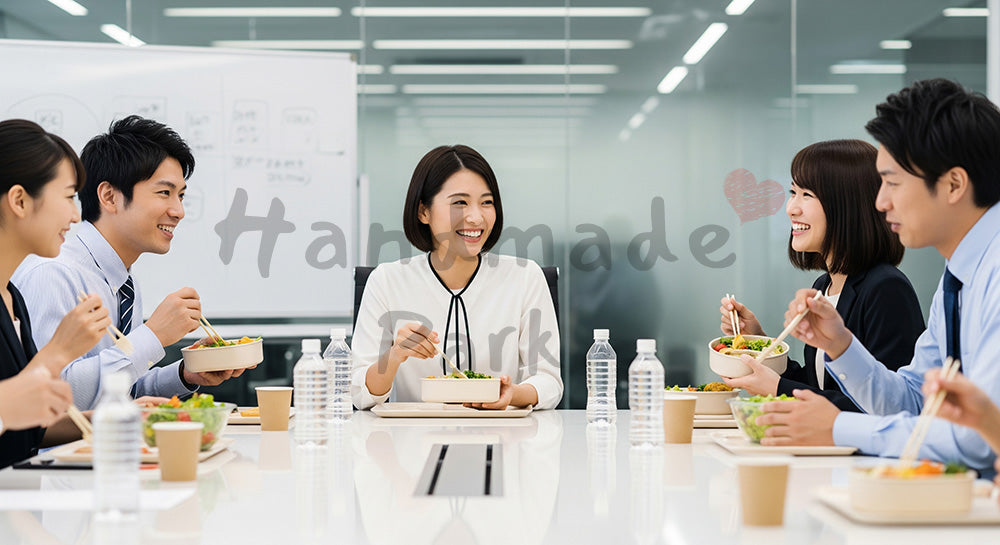 フリー素材 無料 写真|会議室テーブルでランチボックスを囲む日本人ビジネスパーソンたち コピースペースあり