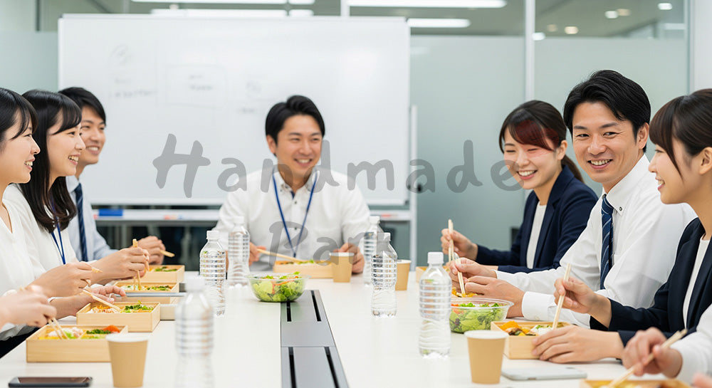 フリー素材 無料 写真|会議室テーブルでランチボックスを囲む日本人ビジネスパーソンたち 写真背景
